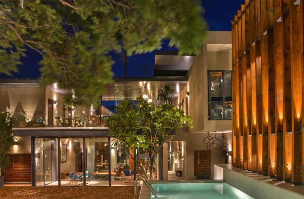 Hotel Criol Queretaro Exterior photo The hotel at night